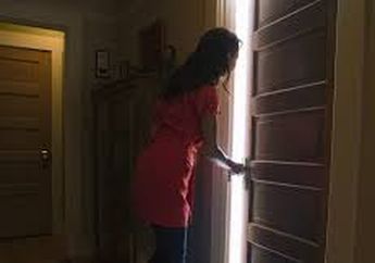 Pagi-pagi Ada yang Mengetuk Pintu Rumahnya Saat Sendirian di Rumah, Wanita Ini Kaget Begitu Membukanya Ada Dua Makhluk yang Kerap Memangsa Manusia Ini di Hadapannya