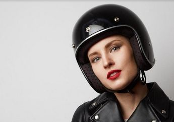 Cegah Rambut Bau Apek, Jangan Remehkan Cara Merawat Helm Bestie