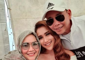 Berkaca-kaca Diberikan Kejutan Ulang Tahun yang ke-58, Ayah Ayu Ting Ting Dapat Pesan Khusus dari Sang Istri: Saatnya Pensiun ya Nggak Usah Kerja Lagi