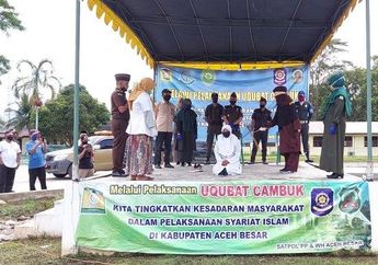 Tak Hanya Tanggung Malu karena Ditonton Ramai-ramai oleh Warga, Pria Aceh Ini Juga Harus Menahan Sakitnya 100 Cambukan Algojo Setelah Kedapatan Berzina