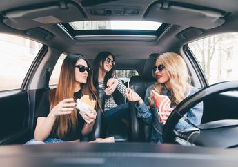 Nyobain Sensasi Asyik Makan di Mobil di 3 Restoran Ini Selama PSBB!