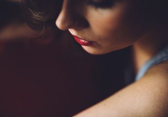 Mitos Kedutan di Bibir Atas Menurut Islam, Pertanda Apakah Ini?