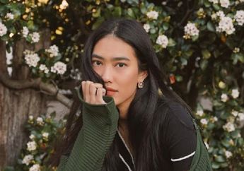 Intip Gaya Fashion Alika Islamadina yang Cantik Dengan Midi Skirt Floral, Cocok Banget Buat Pergi Kuliah