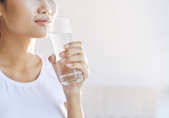 3 Bahaya Jika Kita Masih Nekat Minum Air Putih Sambil Berdiri, No. 2 Sering Dianggap Sepele oleh Banyak Orang
