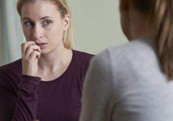 6 Cara Menyadarkan Teman yang Terjebak dalam Hubungan Manipulatif