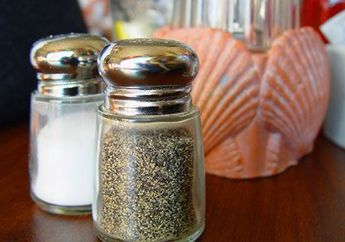 Awas! Tambahkan Garam dan Merica Saat Makan di Restoran Ternyata Miliki Dampak Buruk untuk Kesehatan! Begini Alasannya