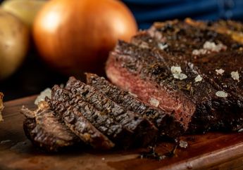 Suhu Dalam Mobilnya Capai 65 Derajat Celcius, Pria Ini Langsung Manfaatkan untuk Masak Daging Steak Sampai Matang Sempurna