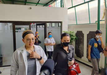 Didampingi Fitri Salhuteru, Nikita Mirzani Kembali Jalani Sidang atas Kasus Dugaan KDRT Dipo Latief