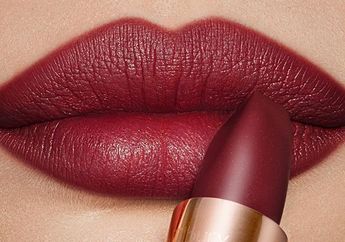 Jangan Meratakan Lipstik dengan Mengulum Bibir. Enggak Ada Gunanya!