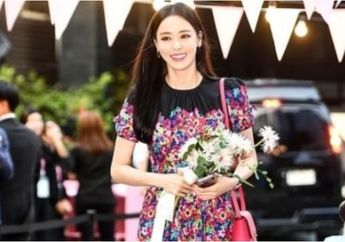 Terekam Bantu Kru Stasiun TV Nyapu Lantai Panggung Pakai Gaun Megah, Lee Da Hee Tuai Pujian!