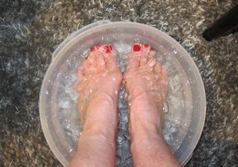 Iseng-iseng Rendam Kaki di Air Es Sebelum Tidur, Jangan Kaget saat Rasakan ini saat Bangun di Pagi Hari