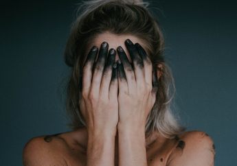 Nggak Cuma Bermanfaat Buat Kulit, Tapi Si Hitam Ini Juga Bermanfaat Buat Rambut Kamu Loh!
