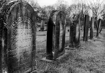 Tergiur Uang, Orang Tua Tega Bongkar Makam dan Ambil Jasad Putrinya untuk Dijual ke Orang Lain demi Pernikahan Hantu: Tak Bisa Biarkan Anak Jadi Hantu Kesepian