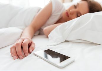 Menyesal Setengah Mati, Stop Kebiasaan Meletakkan Ponsel di Bawah Bantal, Bahayanya Enggak Main-main!