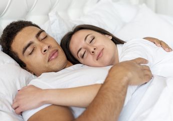 Ssst.. Bukan Sembarang Tidur! Ini 11 Manfaat Kalau Dilakukan Bareng Pasangan, Mulai dari Awet Muda sampai Bikin Hangat