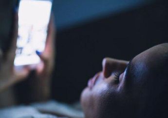 Sering Jadi Kebiasaan, Menaruh Handphone di Bawah Bantal Bisa Menyebabkan 6 Penyakit Berbahaya Ini, Wajib Tahu