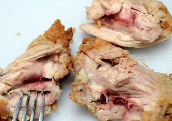 Gak Nyangka! Daging Ayam dengan Bercak Merah Bukan Karena Tidak Matang Saja, ini Penyebab Lainnya yang Jarang Diketahui