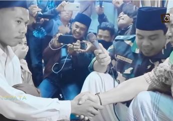Baru Beberapa Hari Nikmati Malam Pertama, Pasangan Mempelai dengan Mas Kawin Sandal Jepit dan Air Putih Malah Apes Dapat Nyinyir Diejek Cari Sensasi