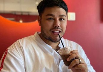 Sebelum Jalani Sidang, Ivan Gunawan Layani Foto Para Penggemar