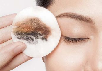 5 Hal Ini Jangan Dilakukan, Saat Ladies Mau Hapus Eye Makeup
