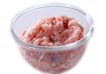 Selama ini Kita Salah, Daging Ayam Giling Ternyata Tidak Boleh Dicuci Sebelum Disimpan, Efeknya Sangat Merugikan!