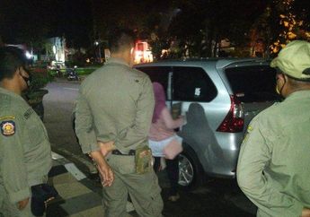 Asyik Memadu Syahwat di Dalam 'Mobil Goyang', Dua Sejoli Ini Kaget Ternyata Perbuatan Mesumnya Diintip Polisi