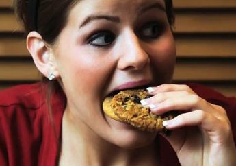 Suka Mengemil Saat Malam Hari? Berikut Cara yang Aman Agar Berat Badan Tidak Naik