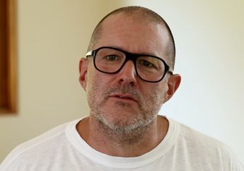Jony Ive Ketahuan Masih Setia Pakai AirPods, Bukan AirPods Pro