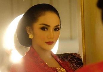 Gelontorkan Duit Miliaran Rupiah Buat Suntik DNA Ikan Salmon, Penampakan Kaki Krisdayanti yang Belang Bak Bumi dan Langit dengan Wajahnya yang Putih Mulus Bikin Netizen Salah Fokus!
