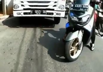 Ada di Area Blind Spot, Mau Belok Kanan Emak-Emak Kendarai Yamaha NMAX Disundul Truk