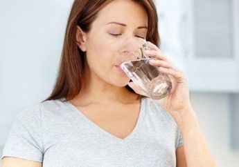 Sering Jadi Kebiasaan, Siapa Sangka Minum Air Sambil Berdiri Miliki Bahaya yang Tidak Main-Main Untuk Kesehatan