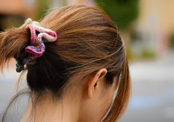 Enggak Sempat Keramas? Ini 5 Tips Atasi Rambut Lepek Biar Tetap Oke!