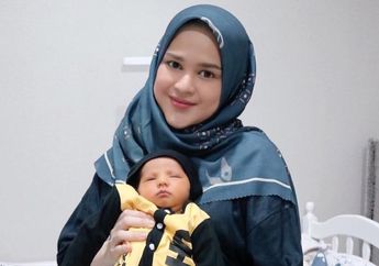 Pamer Foto Bareng Anak Pakai Kostum Bidadari, Cut Meyriska Malah Kena Tegur Netizen Gegara Cara Gendong Bayi: Ngilu Lihatnya..