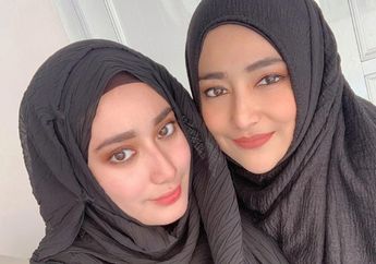 Kompak Pakai Outfit Hitam, Ini 4 Gaya Tengku Syaira dan Mama, Cindy Fatikasari!