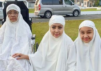Tak Mau Kalah Necis dari Putrinya yang Jadi Mantu Keluarga Cendana, Ibunda Mayangsari Kepegok Pakai Selop Belasan Juta hingga Cincin Permata, Intip Penampilannya yang Bikin Pangling!