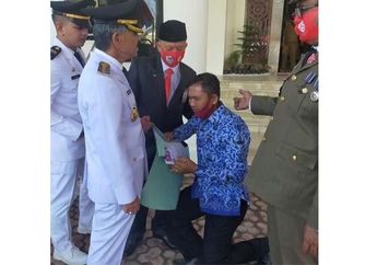 Curi Perhatian Orang-orang Sekitar, ASN Ini Menangis di Hadapan Bupati Aceh Utara, Minta Istrinya Diangkat Jadi Tenaga Honorer