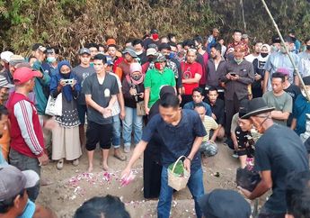 Garis Polisi Dilepas, Sosok Perempuan Ini Menjerit Histeris Hingga Pingsan Saat Masuki Rumah Korban Pembunuhan 1 Keluarga di Sukoharjo