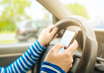Ladies yang Masih Doyan Cek Hape Saat Kendarai Mobil, Ini Kata Ahli