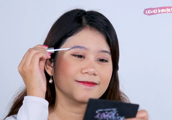 Tutorial Membentuk Alis Cukup Pakai Lem Bulu Mata. Lagi Viral!