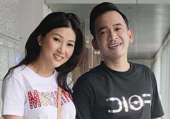 Miliki Suami Bos Ayam Geprek yang Tajir Melintir, Sarwendah Buat Netizen Tak Percaya Saat Kepergok Cuci Baju Pakai Papan Penggilasan Tanpa Mesin Cuci: Serius Ini?