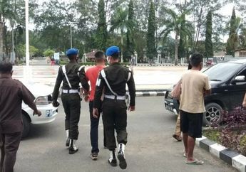 Arogan Bukan Main, Hanya Gara-gara Ditegur Pakai Celana Pendek, Oknum TNI AD Ini Langsung 'Pamer' Pistolnya ke Petugas Covid-19: Kenapa Harus Menegur?