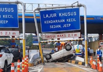 Supir Ngantuk, Honda Jazz Labrak Tiang Lalu Klontang di GT Cibubur