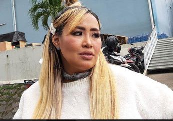 Manggung Pakai Rok Mini Sambil Tiduran Bikin Salah Fokus, Pinkan Mambo Tuai Hujatan: Aku Santai Aja