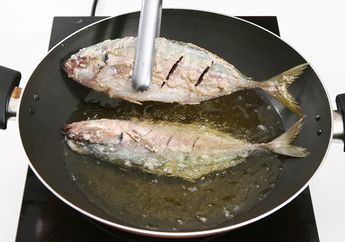 Coba Masukan Tepung Terigu ke Dalam Minyak Sebelum Goreng Ikan, Jangan Kaget Saat Lihat yang Terjadi Kemudian