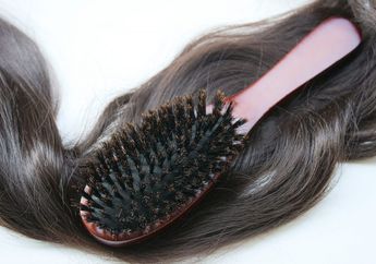 Jangan Disepelekan, Gini Langkah Membersihkan Sisir Sesuai Jenisnya!