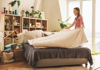 4 Tipe Zodiak Saat Beres-beres Kamar. Ada yang Berujung Nostalgia!