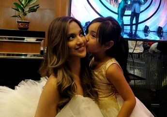 Tangisnya Pecah, Nia Ramadhani Dibuat Tertegun dengar Permintaan Sulit yang Dilontarkan Putrinya