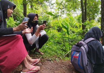 Mas Menteri Terima Kasih Bantuan Kuota Sudah Masuk, Tapi Anak-anak MTs Ini Berebut Pinjam Hape Kamera Hingga Tak Sempat Jawab Soal Ujian