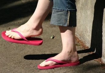 Sandal Jepit Bukan Solusi Gantikan Sepatu yang Basah Saat Kendarai Mobil, Baca Lagi Alasannya
