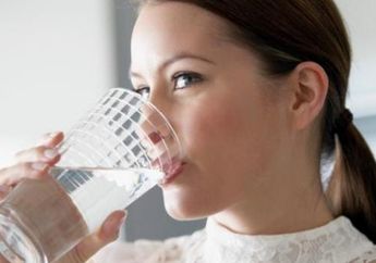 Coba Mulai Sekarang Minum Segelas Air Sebelum Mandi dan Tidur, Manfaatnya Luar Biasa Untuk Kesehatan